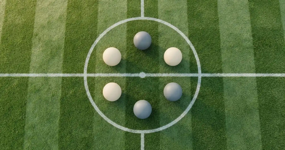 Sechs Fußbälle in einem Kreis auf einem gepflegten Rasen, von oben aufgenommen, gleichmäßiges Tageslicht.